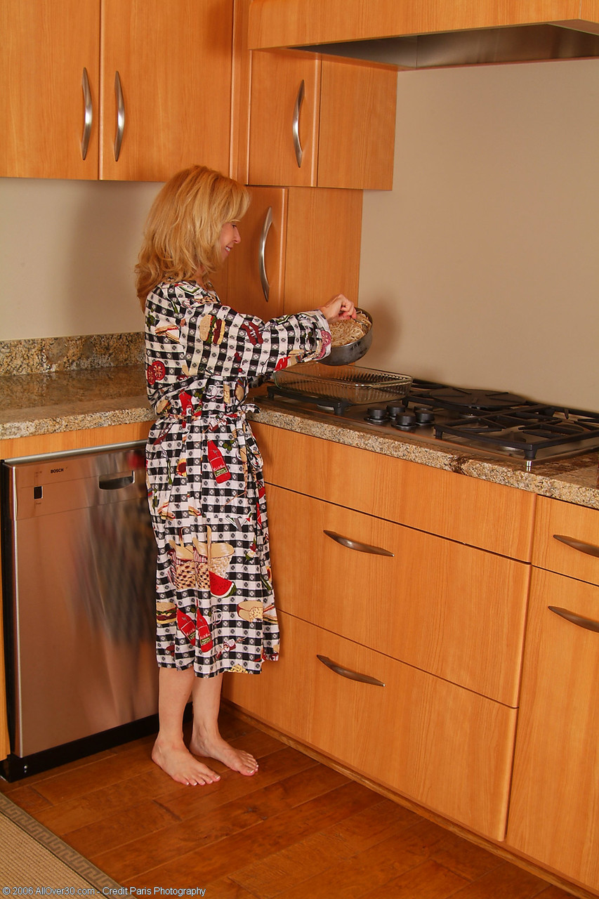 الشقراء الناضجة ماري كيلي تخلع ملابسها وتتباهى بثقب حبها