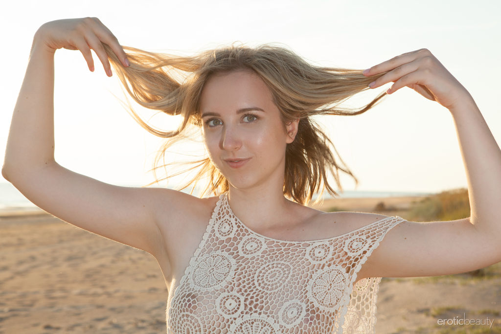 金发裸体少女拉诺娃在沙滩上