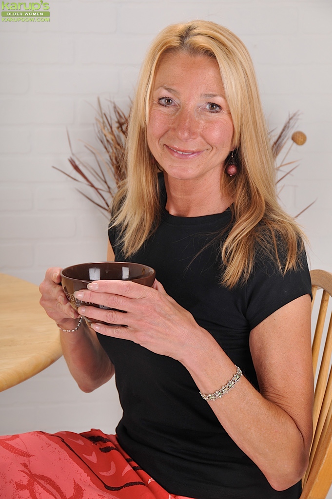 Milf Loira Madura Pam Roberts Tira A Roupa Para Trissexo Anal Com Creampie Nos Seios Grandes