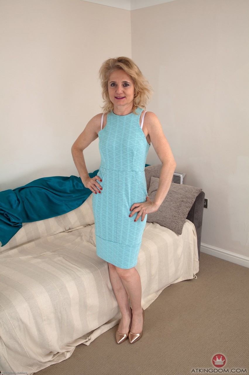 退屈な熟女イザベラダイアナは彼女の非常に毛深い膣を広げる