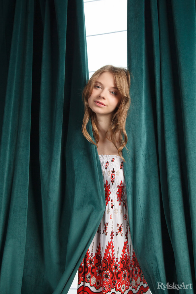 المراهقة ذات الثديين الكبيرين سييا تكشف عن مؤخرتها الكبيرة ثم تُظهر كسها المشذب