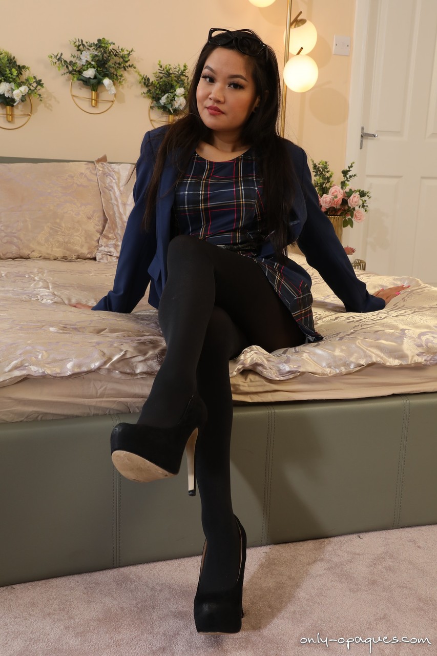 لويزا لو: فتاة آسيوية لطيفة بثديين صغيرين مع نظارات وجوارب طويلة