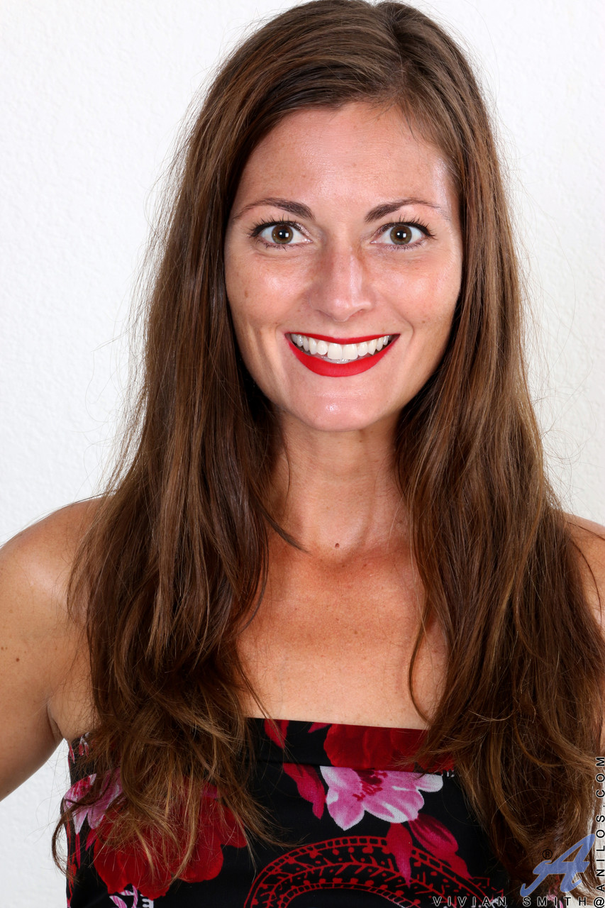 فيفيان سميث: خادمة بيتية ناضجة تمارس العادة السرية وحدها على الأريكة