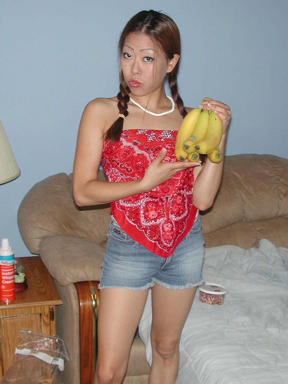 綾子は熟したバナナでトリミングされた秘部を弄ぶ