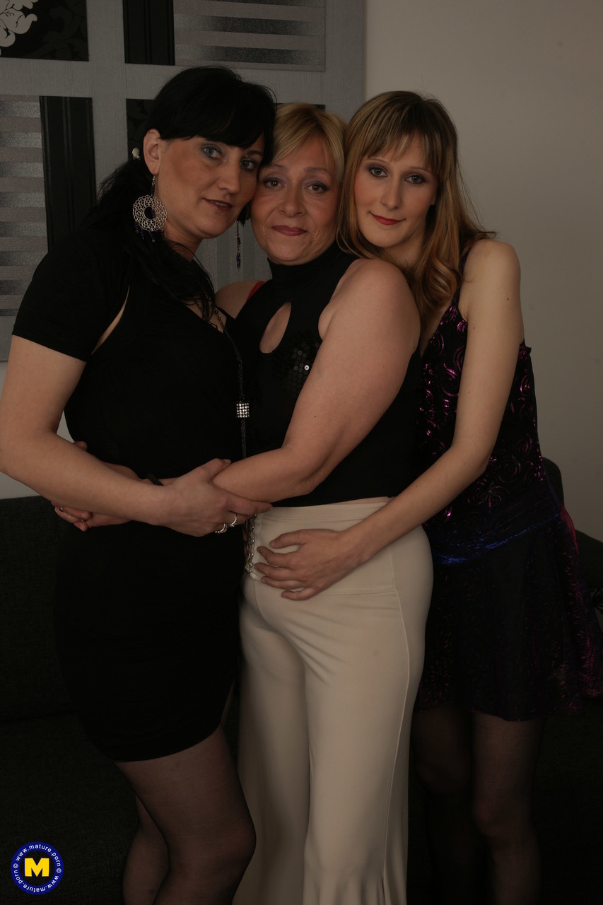 三人の淫らな成熟したヨーロッパ人女性がゆっくりと服を脱ぎ、互いに腫れたマンコを舐め合う