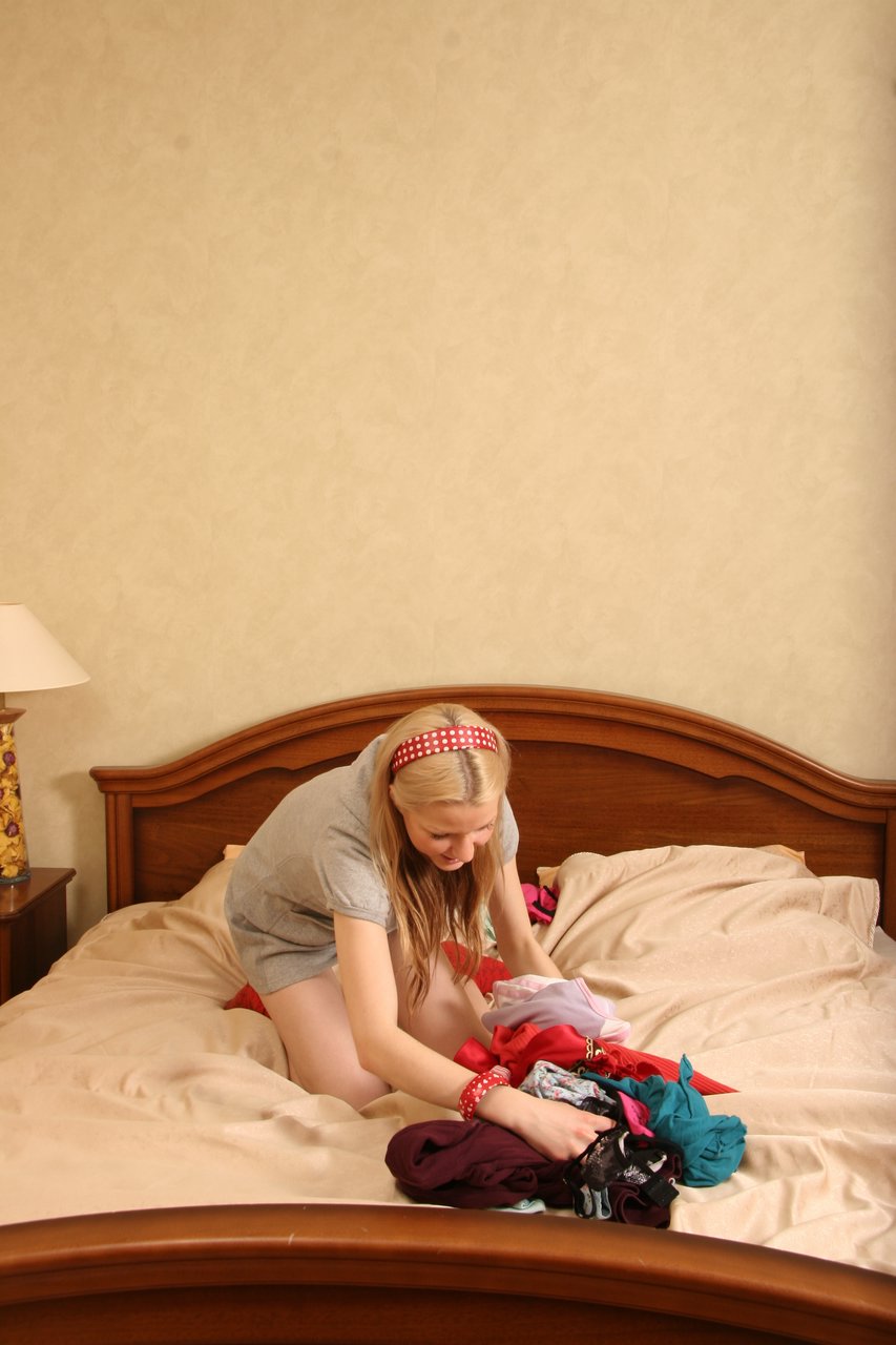 المراهقة الهواية باربي تتعري وتتصور في ملابس داخلية مثيرة