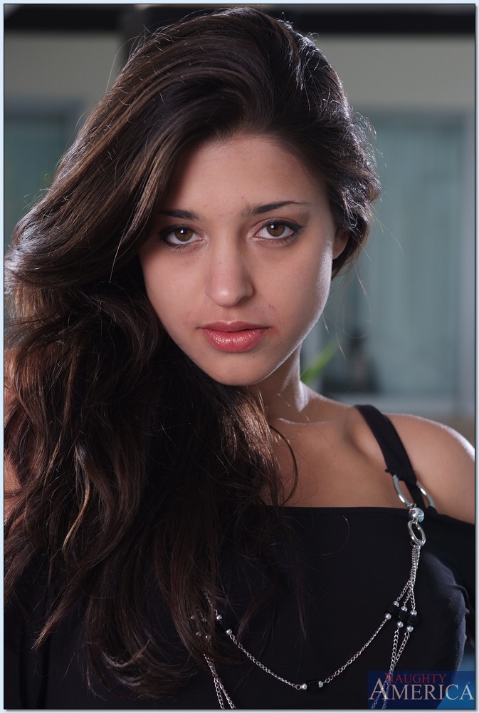 أوما ستون: فتاة لاتينية جذابة تعرض منحنيات شهية بجانب المسبح