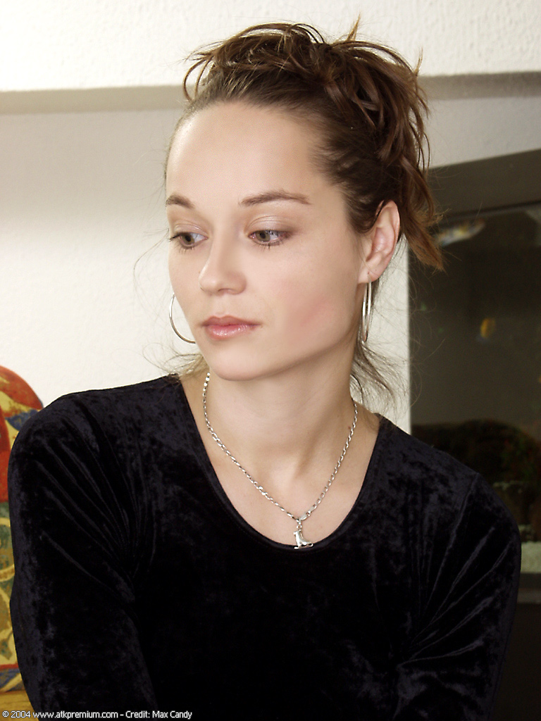 Mageres Mädchen Sara Streift Sich In Hochhackigen Schuhen Entblößend Eine Haarige Muschi