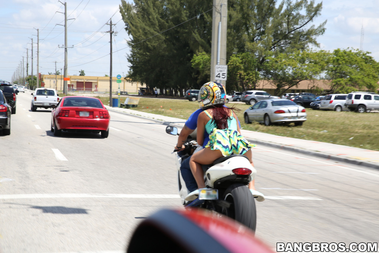 Sophia Steele: 红发拉丁裔摩托车肛交