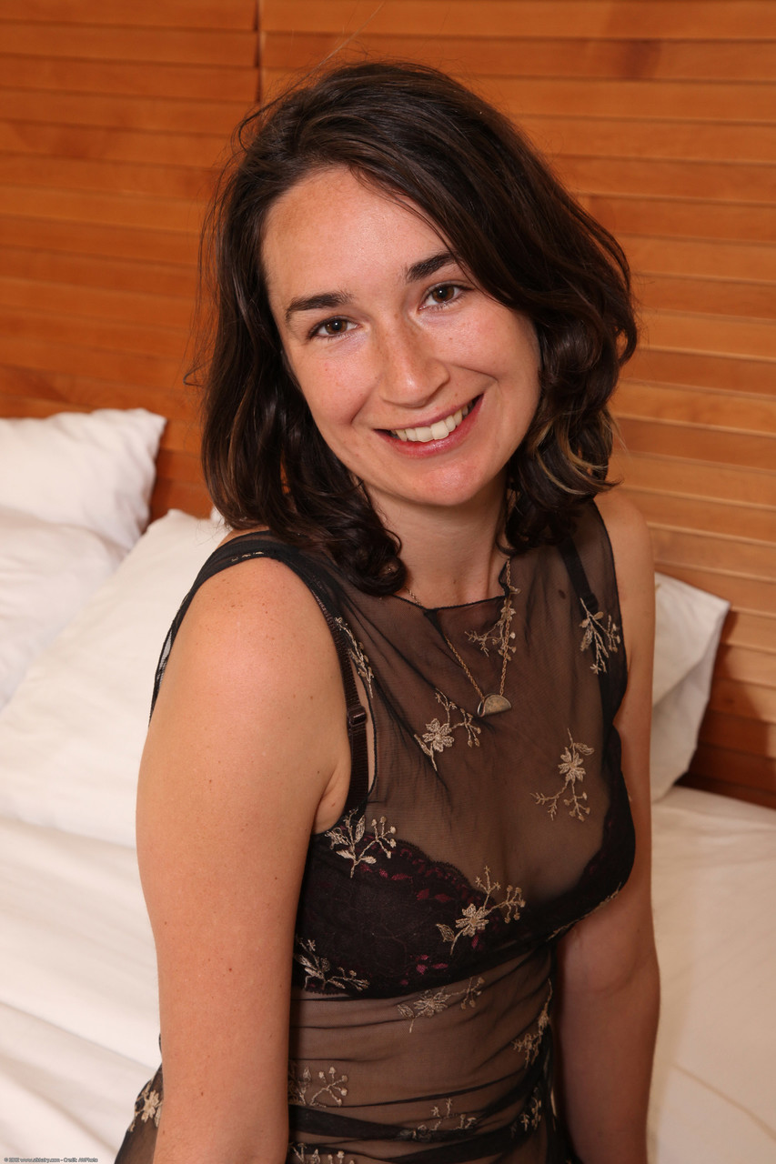 पेनेलोप प्रिंस सांवली सुंदरी पारदर्शी लैंगर हटाते हुए अपनी झांटों से भरी चूत फैलाती है