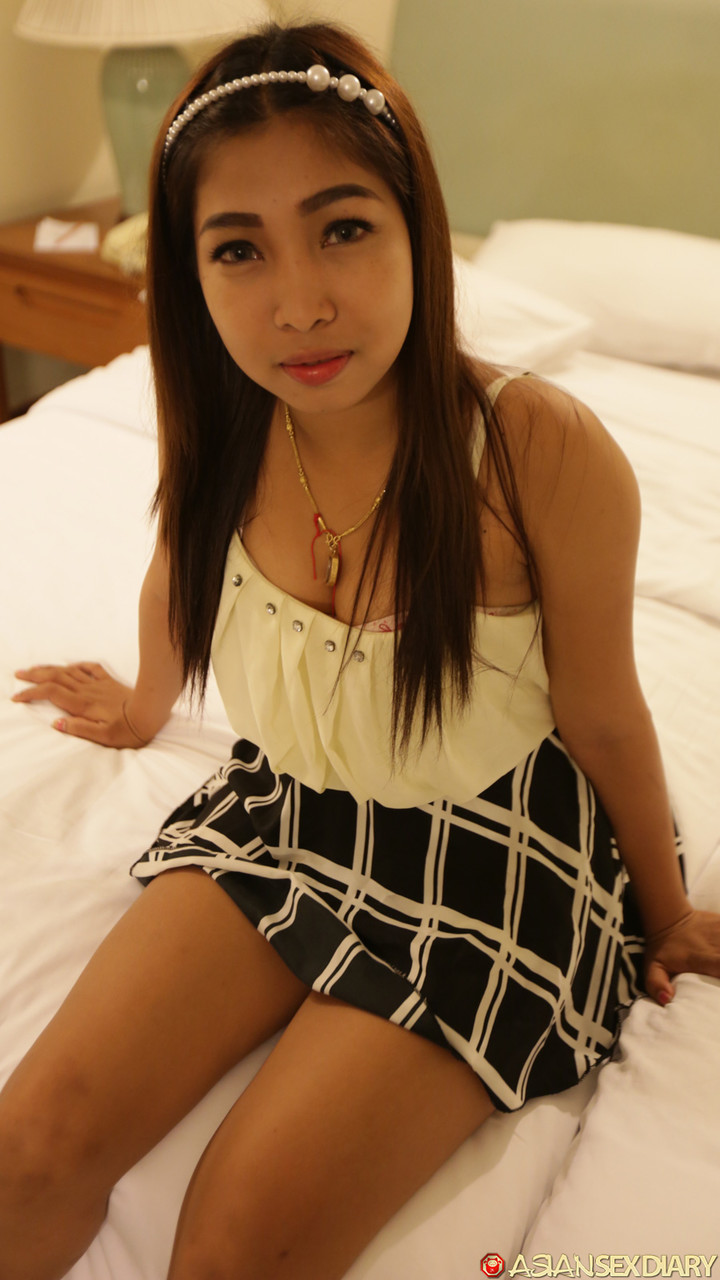 Thailändische Schönheit Jiji Empfängt Einen Riesigen Steinhaften Schwanz In Ihrer Behaarten Muschi