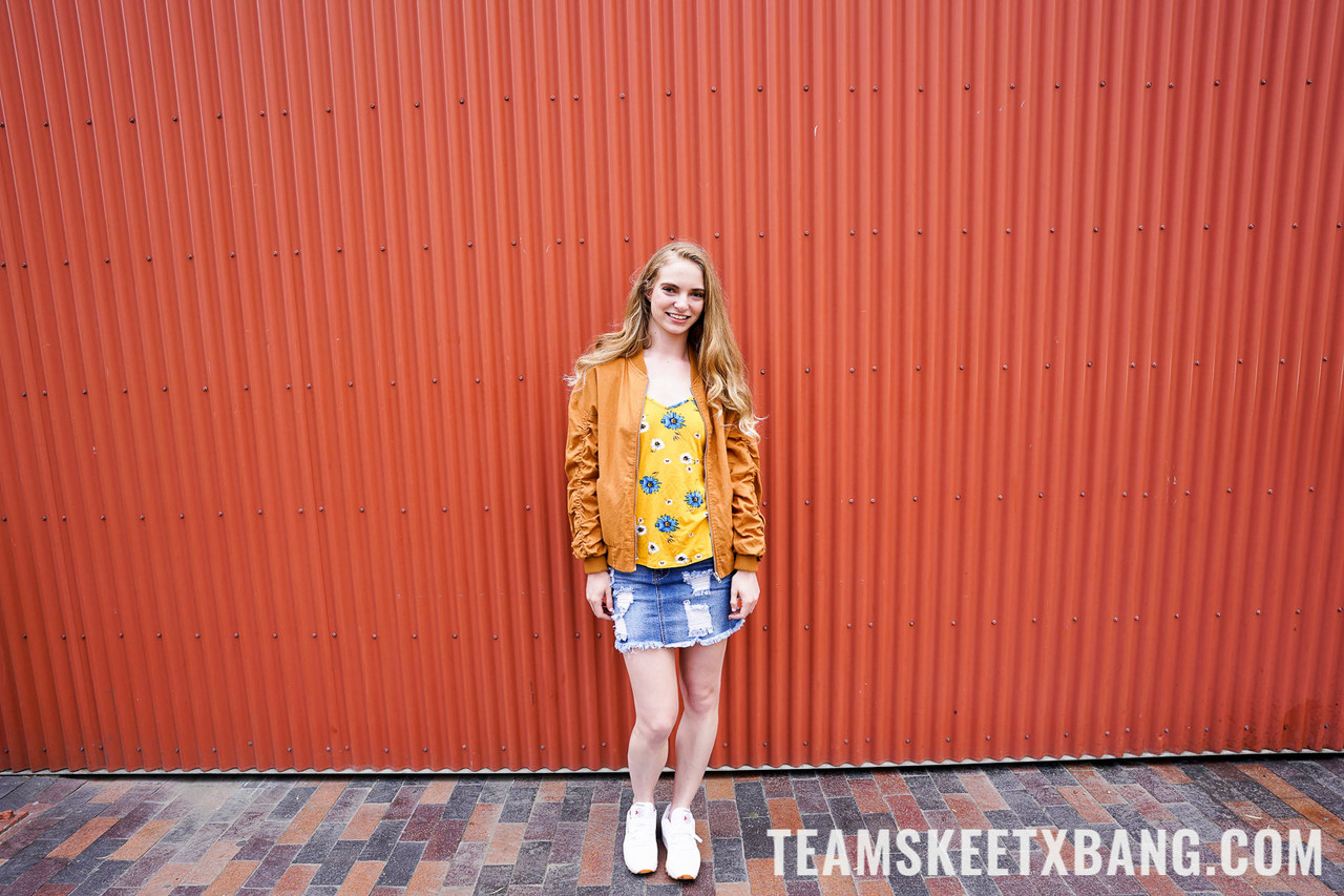 الروسية المبتدئة لانا شارابوفا تتعري وتمص وتتناك في الاختبار