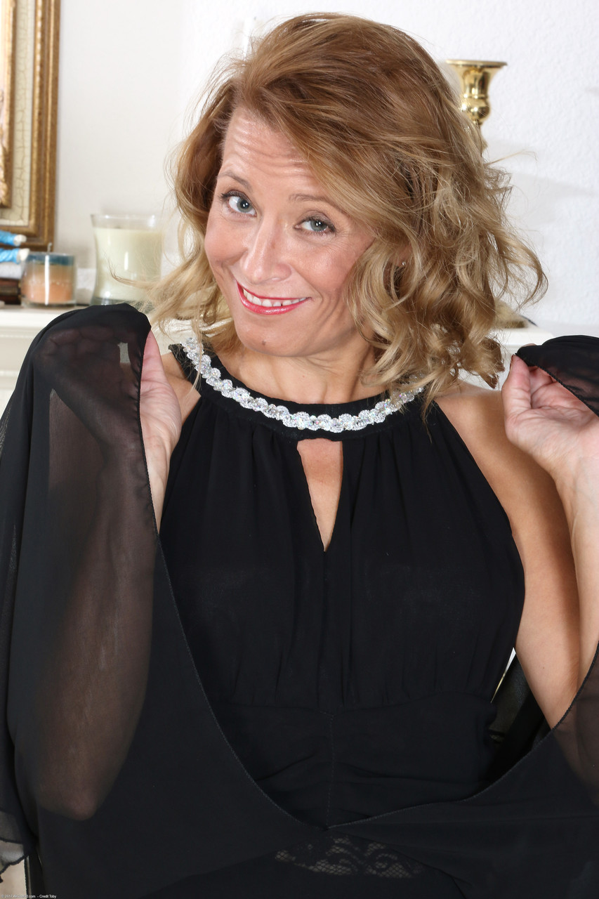 Seductive Milf Jade Allan Exposes Saggy Tits And Shaved Pussy