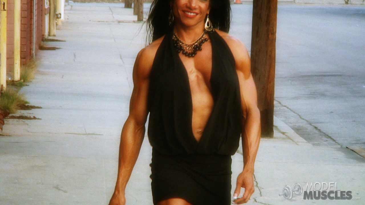 Мускулистая Латина Марина Лопес Хвастается Силиконовой Грудью На Улице