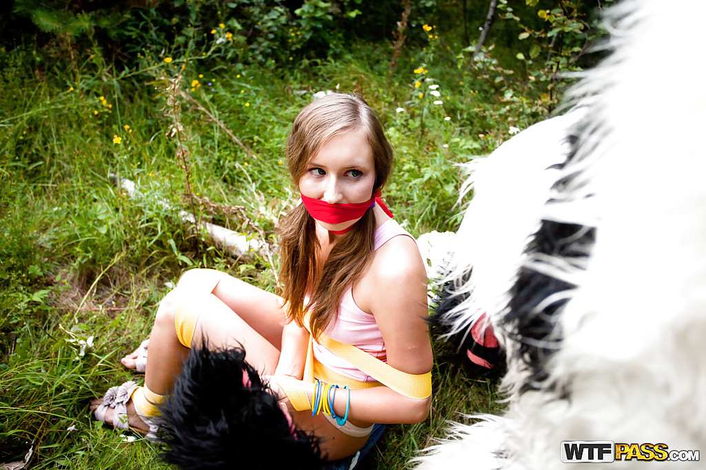 野外で剃毛マンコを巨大バイブで拡張する変態ティーン美少女