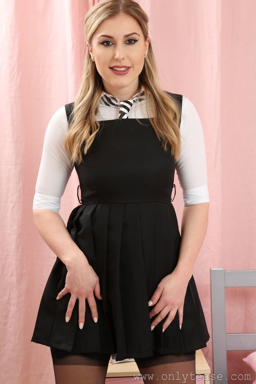 Jenny James Blonde Sexy En Bas Tease Ses Seins Dans La Chambre