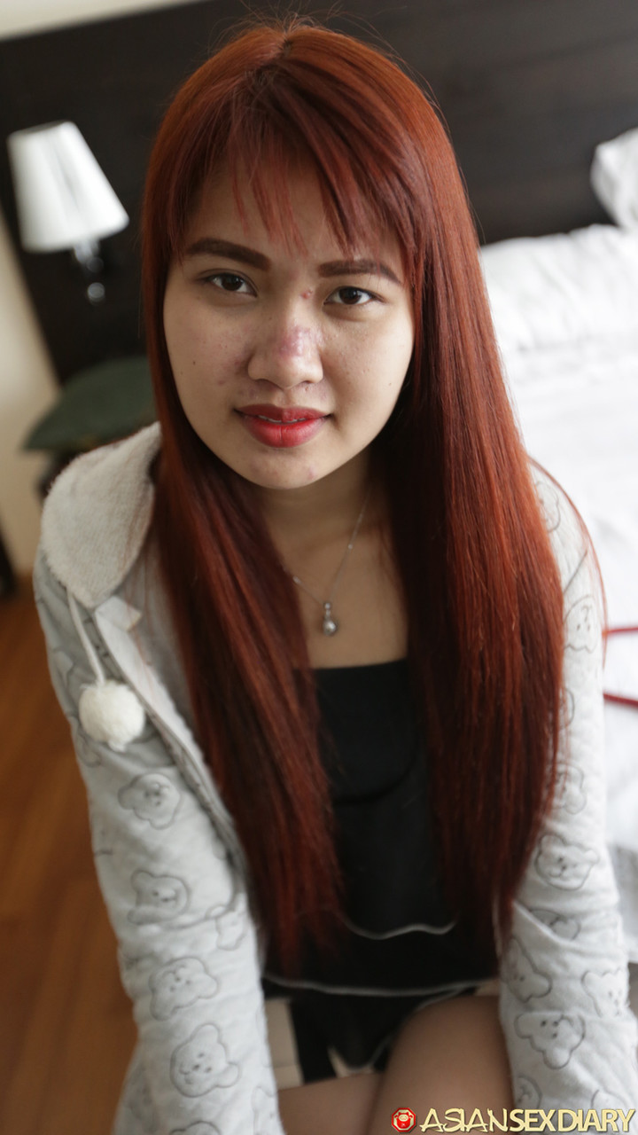 赤毛のアジア人ティーン、Wan Cが彼女のホットな体を披露し、第一人称のセックスを楽しむ