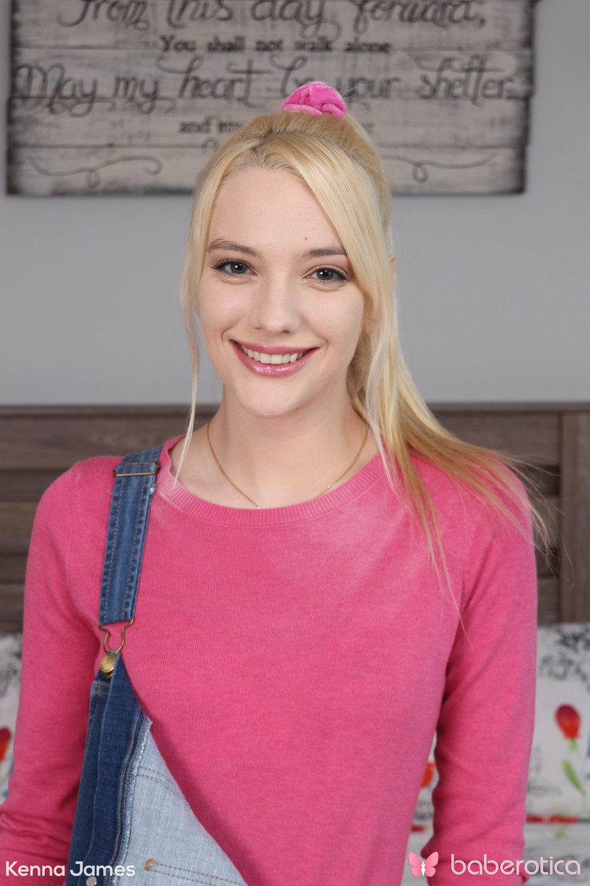 المراهقة الشقراء العارية كينا جيمس تلوح بعد التعري