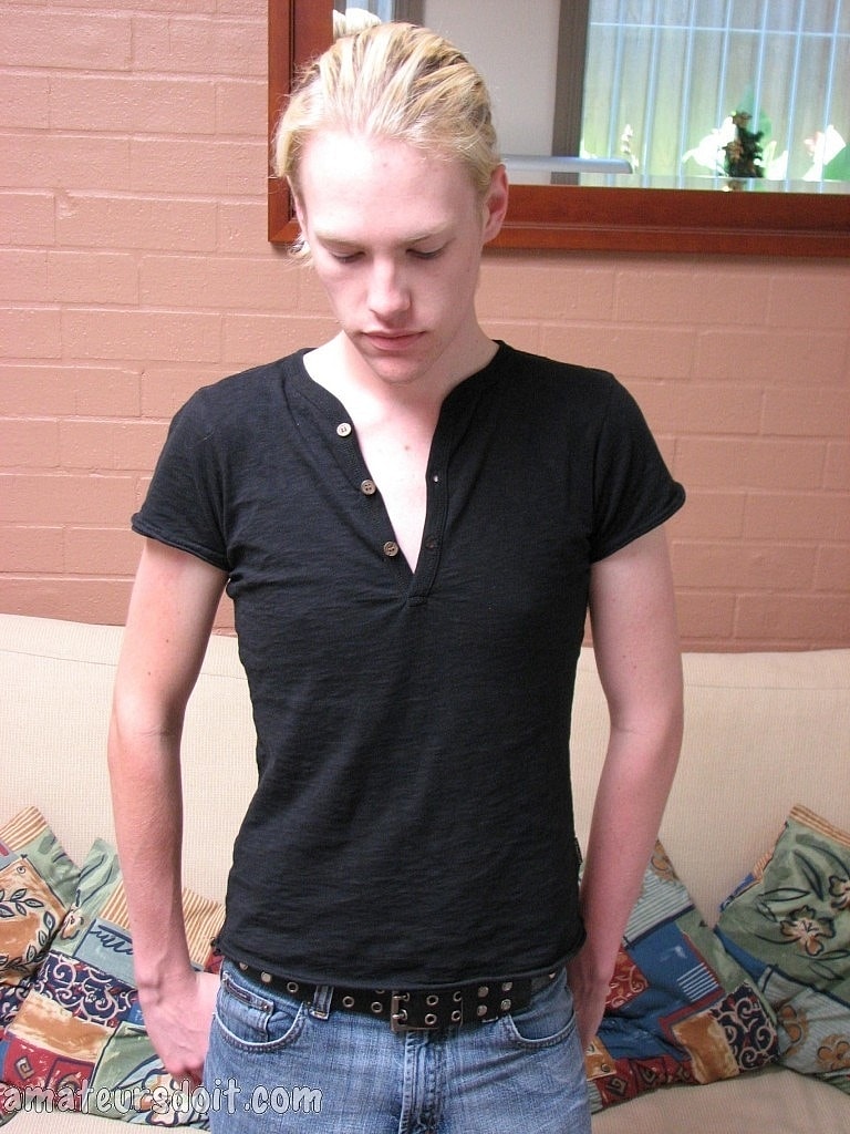 Blonde Amateur Gay Chris Toy Exibe O Corpo E Bate Uma Punheta