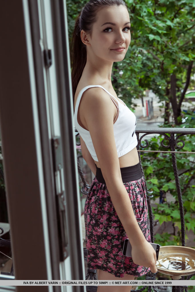 年轻欧洲女孩伊娃在床上张开紧致的私处