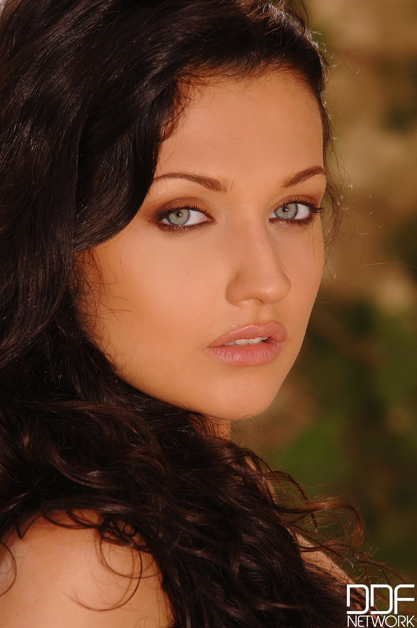 أليتا أوشن تقدم أداء Xxx حاميًا لـ 1 By Day