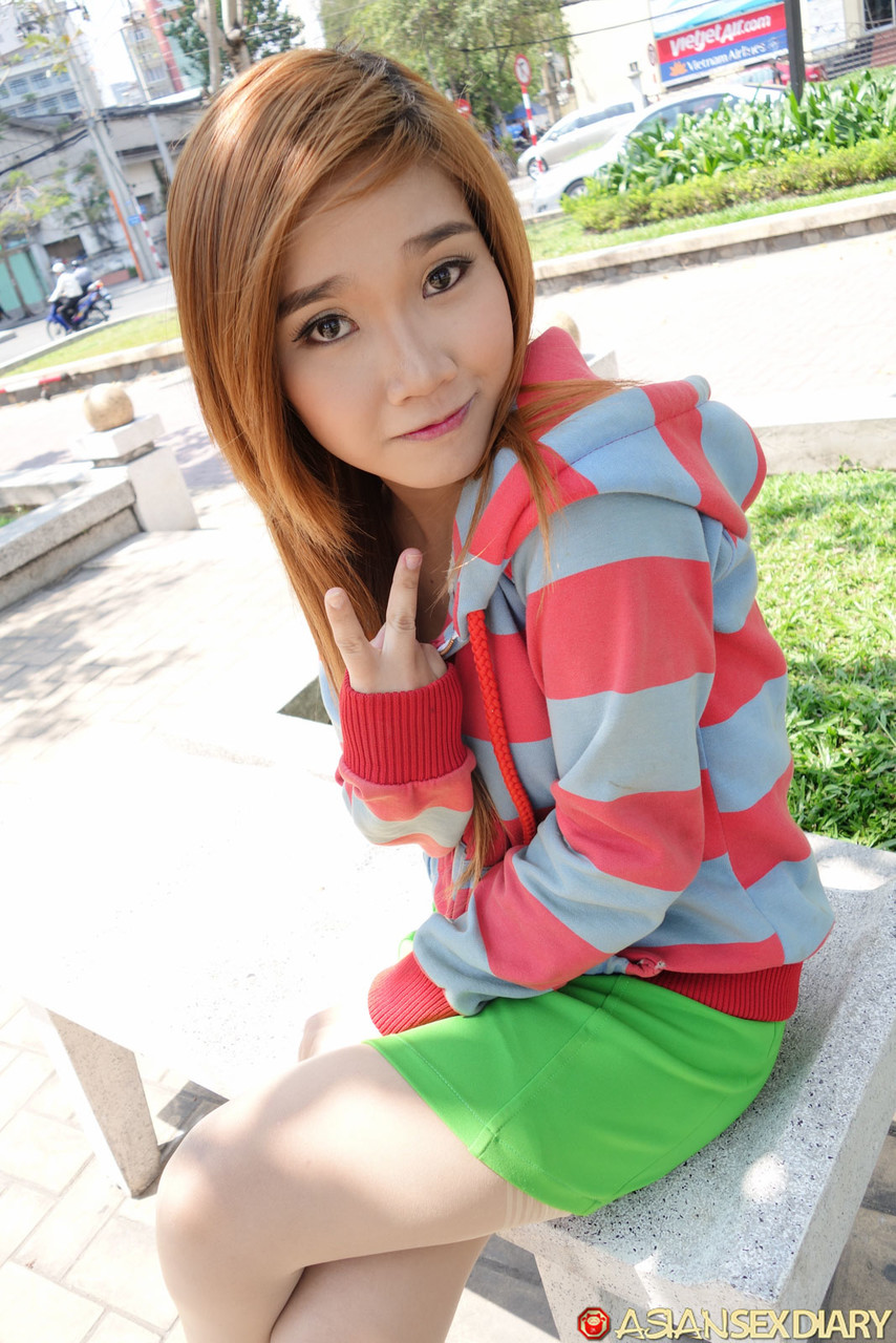 Dao, セクシーなアジアの美女、彼女の大きなお尻と整えられたマンコをフラッシュ