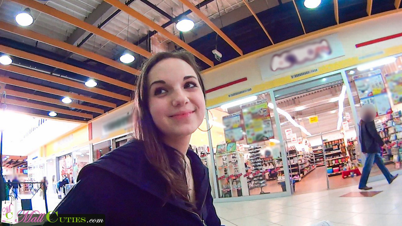 在商场搭讪年轻女孩的POV性爱