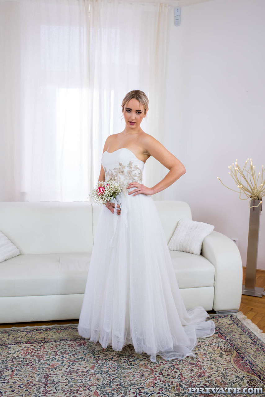 金髪の花嫁アンナ・ハラが旦那と結婚写真師に犯される