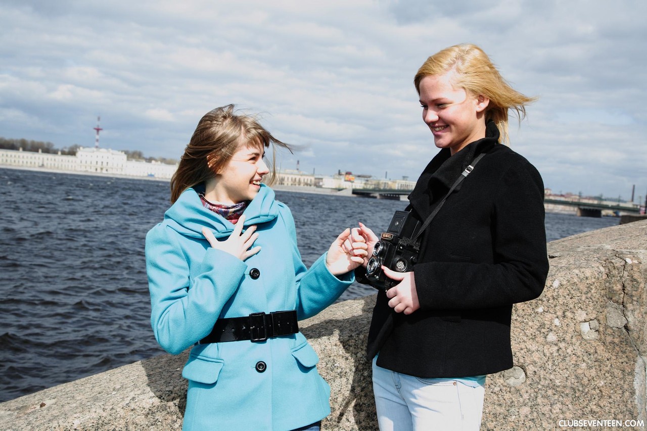 Zwei Bezaubernde Kleine Lesben Lecken Und Berühren Die Nassen Mösen Einander