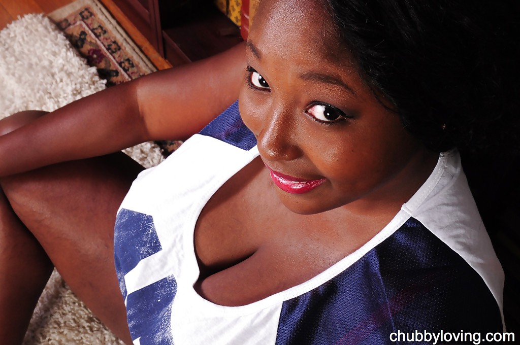 黑人成熟的玛丽在内衣中展示大胸部