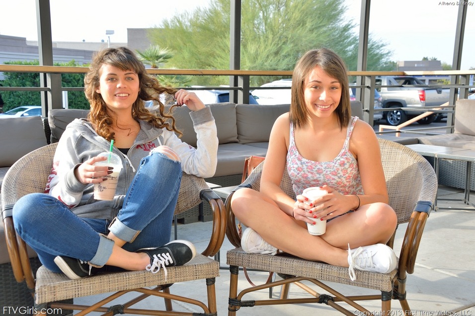 柔軟的可愛女孩在戶外露出性感臀部 脫下熱辣內褲後撫摸乳房