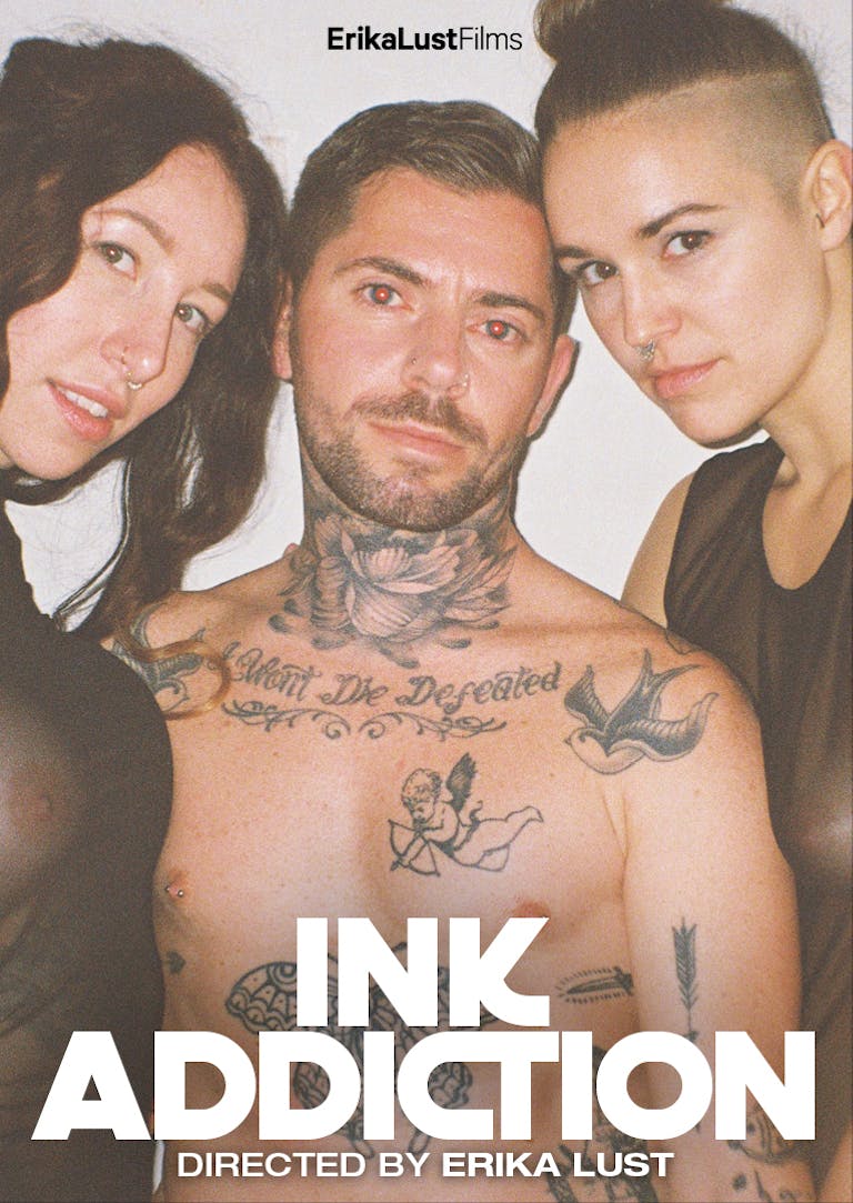 纹身的业余女孩分享硬鸡巴在情色三人组