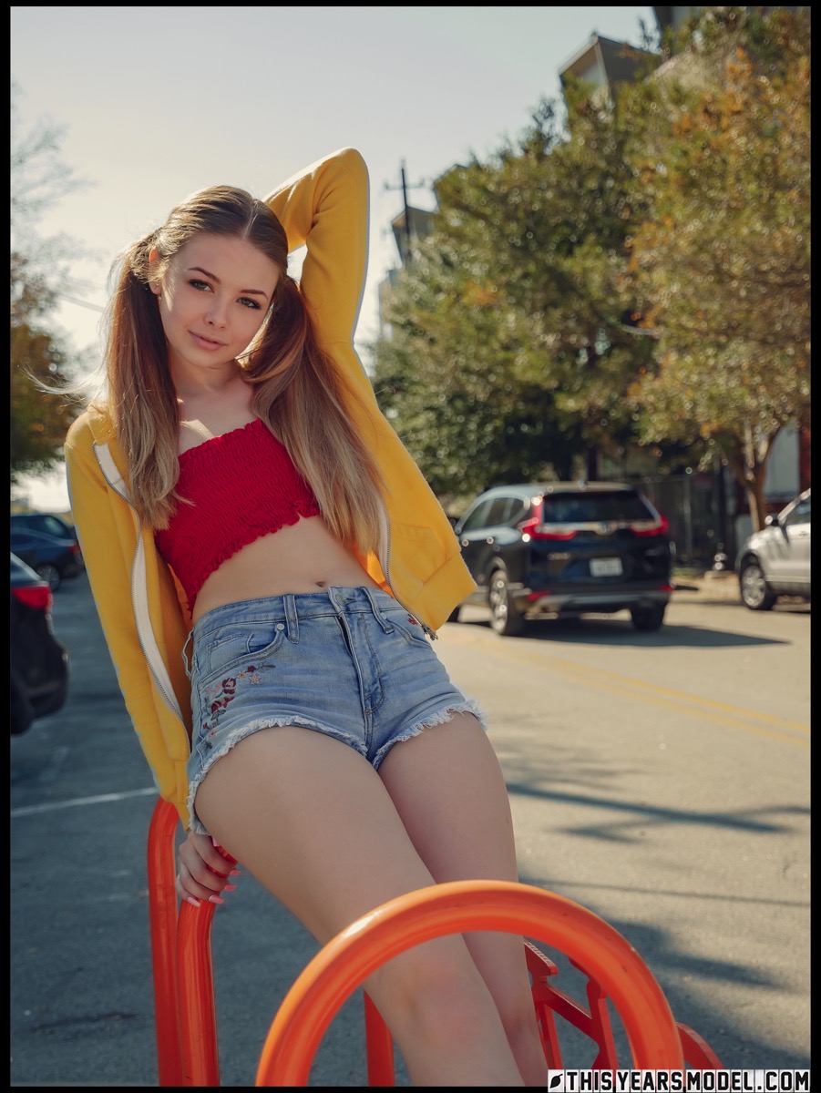 幼く見える少女ラナ・リアが全裸になって後ろ髪を手に持つ