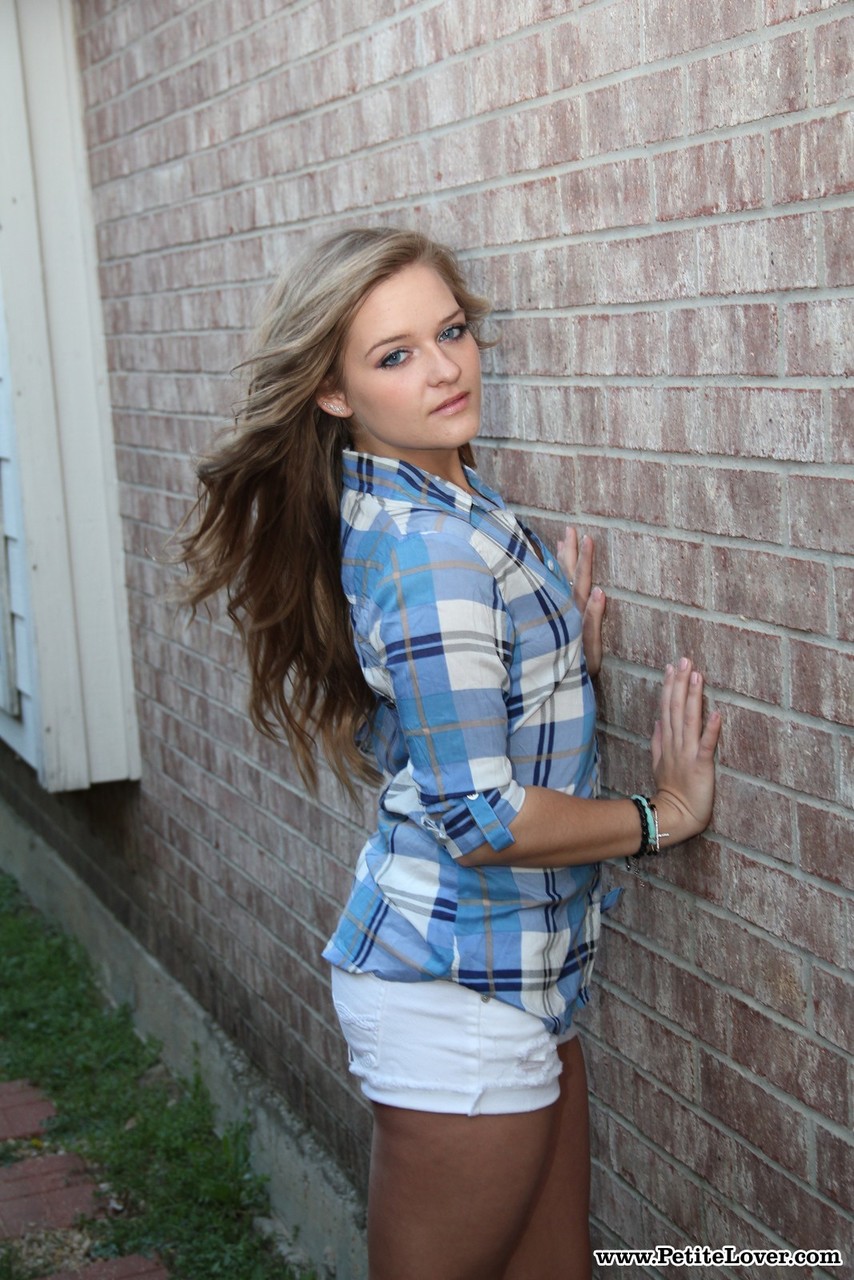 美丽的年轻笛手展示热辣翘臀