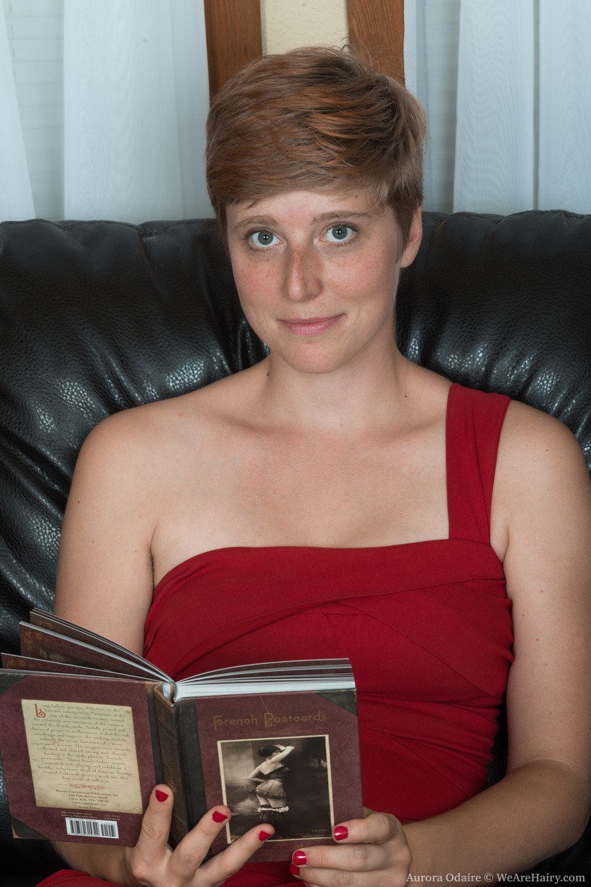 Hairy Ginger Aurora Odaire Shows Off Her Short Hair And Natural Body