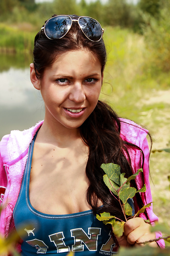 Подросток На Улице Играет Со Своей Киской После Раздевания