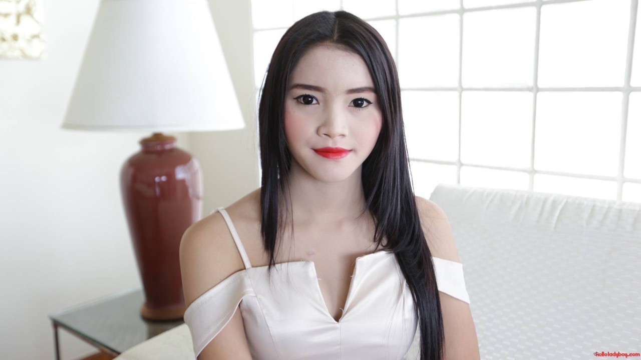 الآسيوية ذات الشعر الأسود آيس تتصور في فستان أنيق وكعب عالي