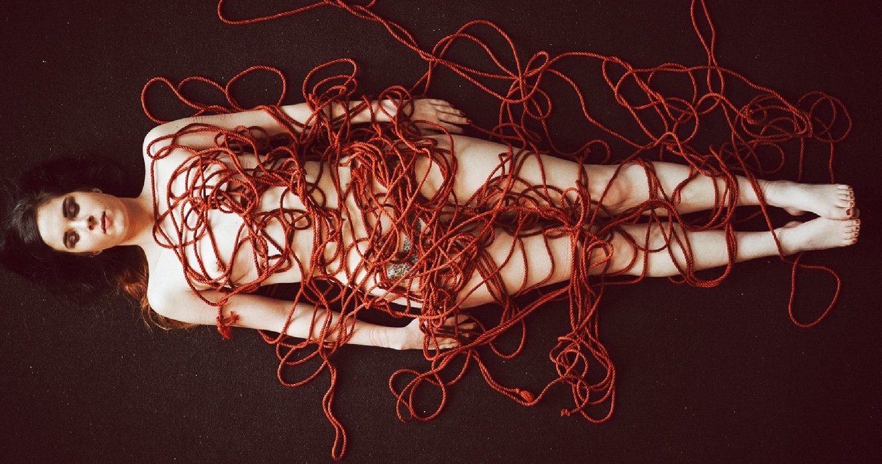 الأوروبية ذات الشعر البني أمبر نيفادا تتصور جلسة تصوير إباحية مقيدة