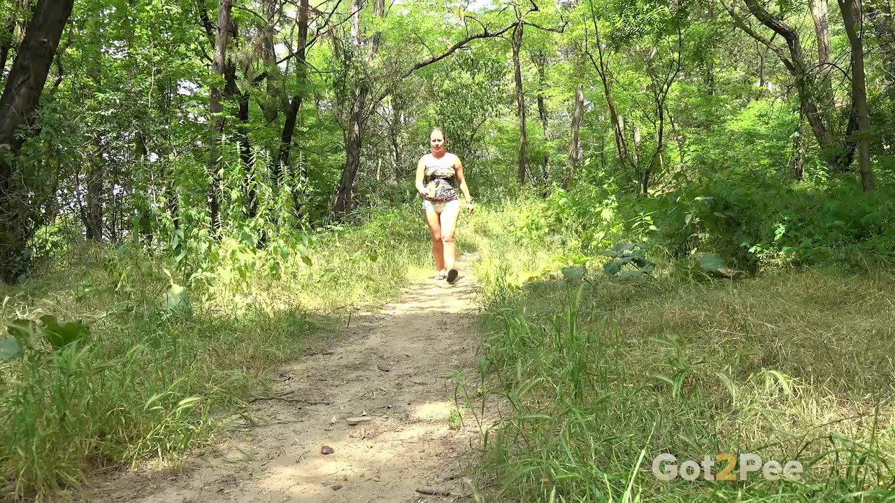 الشقراء الطبيعية ليكي ليكس تتبول أثناء الجري على مسار ترابي