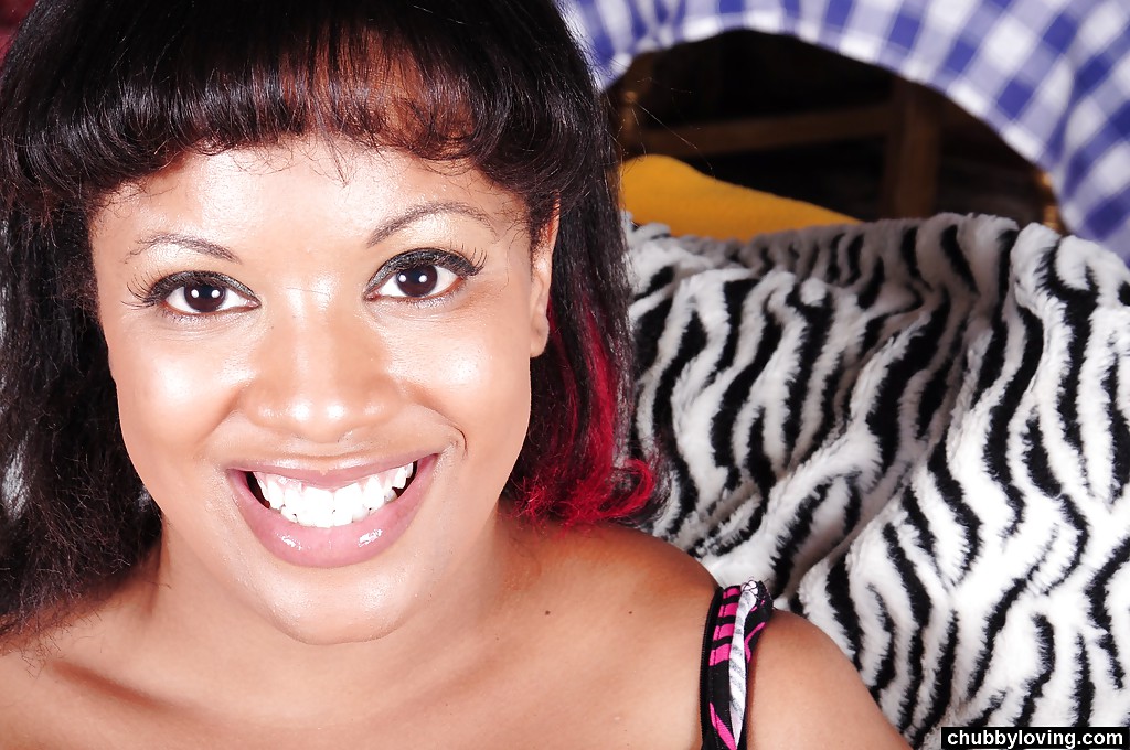 काली परिपक्व बेटी फ्लैशेस मोटा शरीर बड़े स्तन और टाइट नितंब