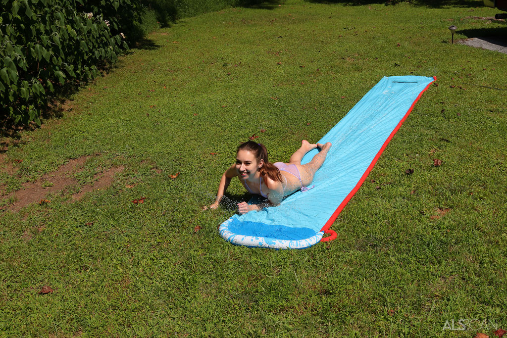 裸のティーン Nicole Auclair が裏庭のウォータースライダーで放尿