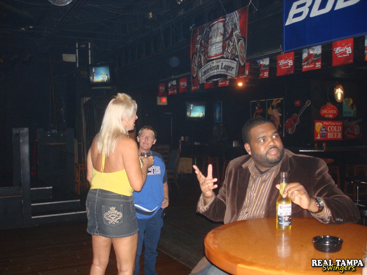 Blonde Reife Amateurin Zeigt Ihre Rasierte Muschi Im Swinger-Club