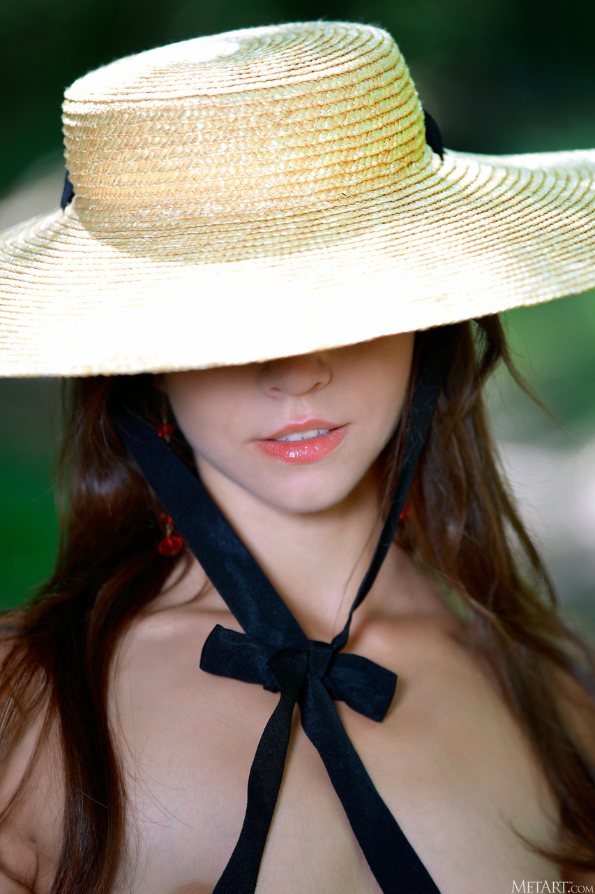 Met Art تقدم Sirena Milano في معرض ساخن