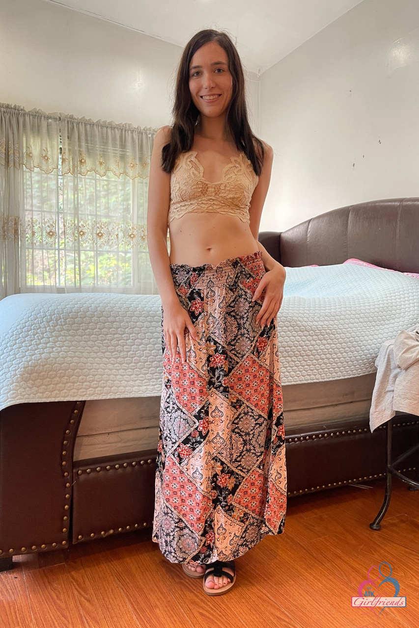 Nahaufnahmen Von Öffnungen Gezeigt Während Sich Die Heiße Amateur-Freundin Valentina Jade Auszieht