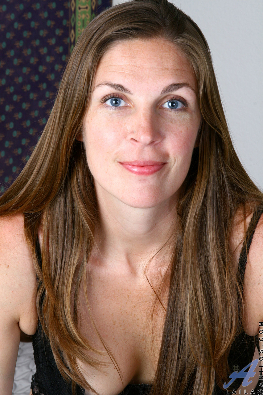 剃毛美熟女Laila用紫色玩具自慰