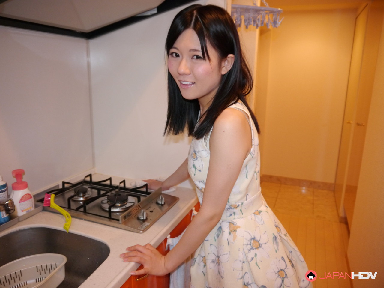 亞洲少女 Mai Araki 展示她 Hot 屁股 和 美味 的 陰道 之前 吸吮