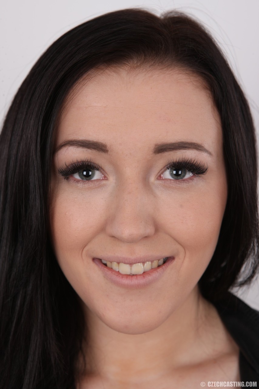 19岁的捷克少女裸体模特以支付账单