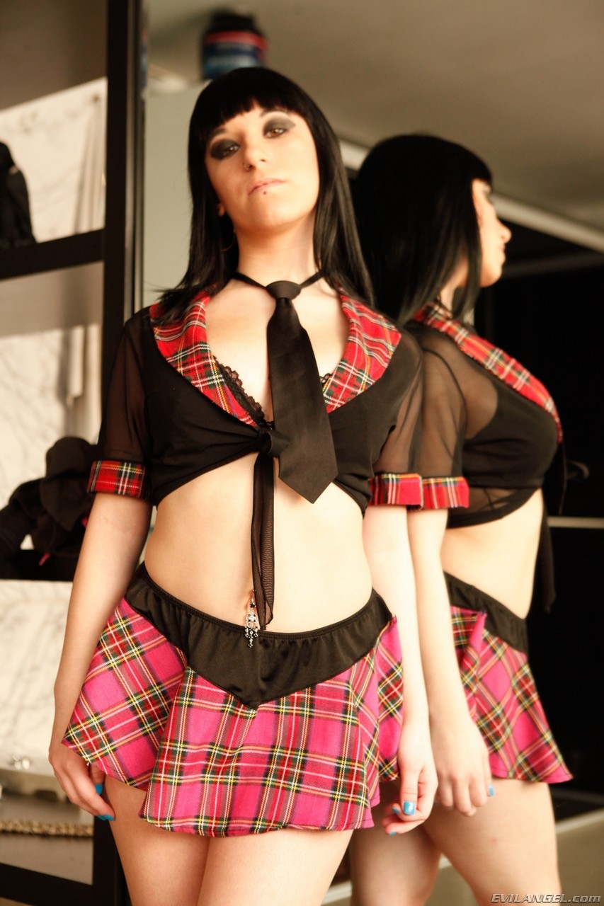 لوريتا بيرالتا وبريندا بووب: عاهرات إسبانيات بمؤخرات كبيرة يعرضن أثداءهن ومهابهن