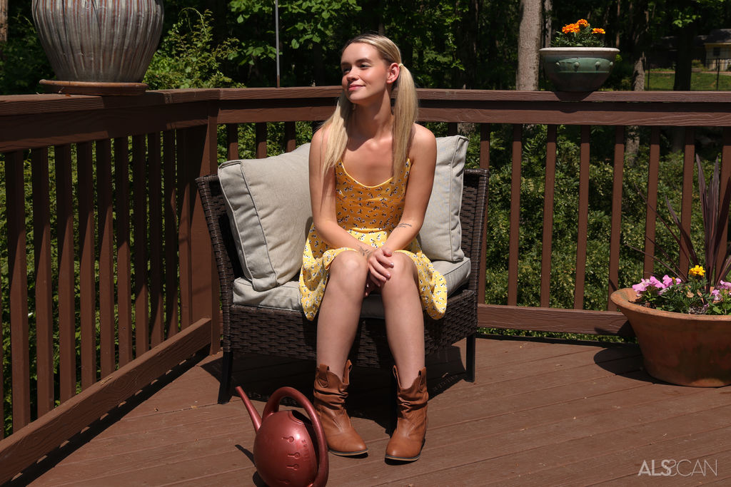 金髪ティーンクロエ・キングズリーが甲板で彼女の膣唇を挟む