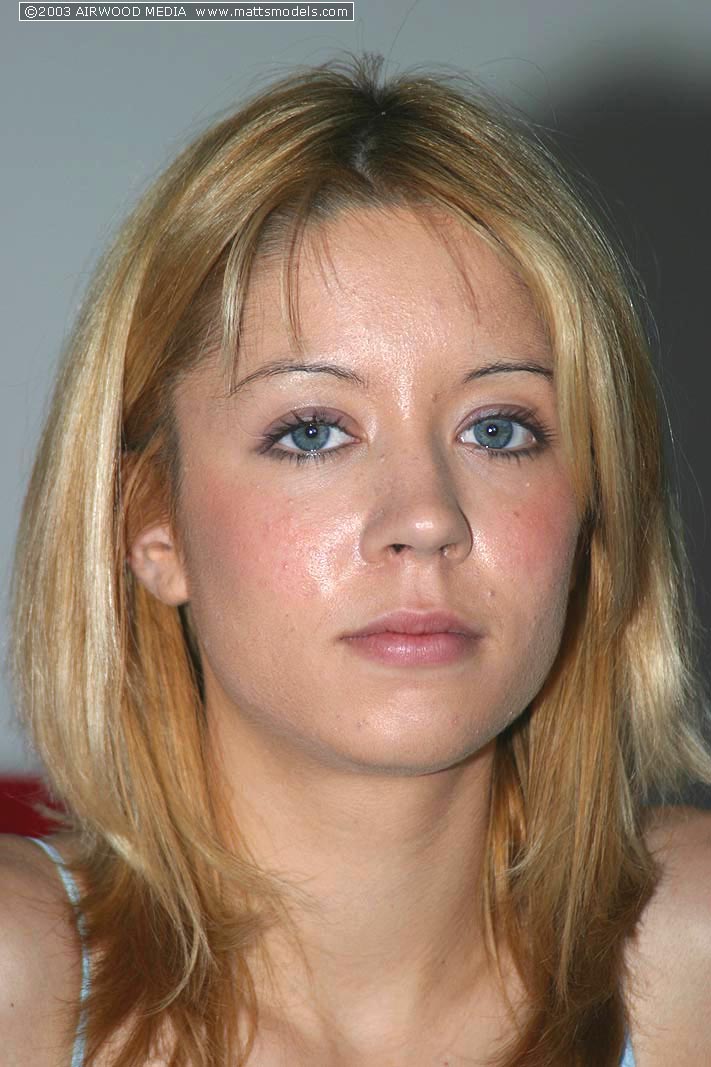 Fiona, Amatrice Blonde, Enlève Sa Culotte En Dentelle Pour Poser Nue